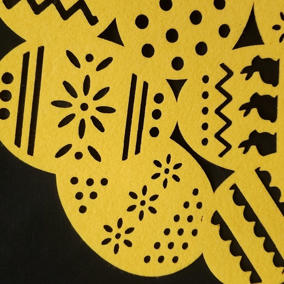 Isaac Mizrahi Set/4 NWOT Bright Yellow Pierced Easter Egg Design Placemats - Picture 2 of 5